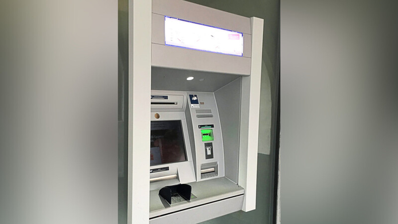 Vier junge Männer versuchten mehreren Geldautomaten im Umland aufzuhebeln oder zu sprengen.