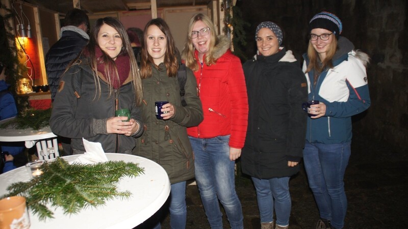 Bei Glühwein, Punsch und vielen weiteren kulinarischen Köstlichkeiten genossen die Gäste den Weihnachtsmarkt im Kulturhaus.