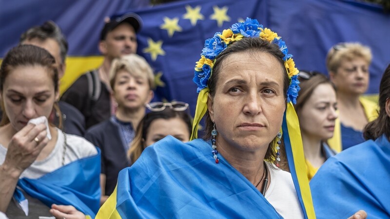 Ukrainer halten eine Kundgebung vor dem Sitz des Europäischen Rates ab. Die Demonstranten forderten, der Ukraine den Beitritt zur EU zu gewähren.