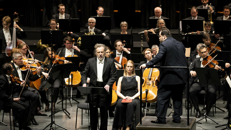 Christan Gerhaher, Julia Kleiter, Andris Nelsons und das Gewandhausorchester bei der Aufführung des Brahms-Requiems.