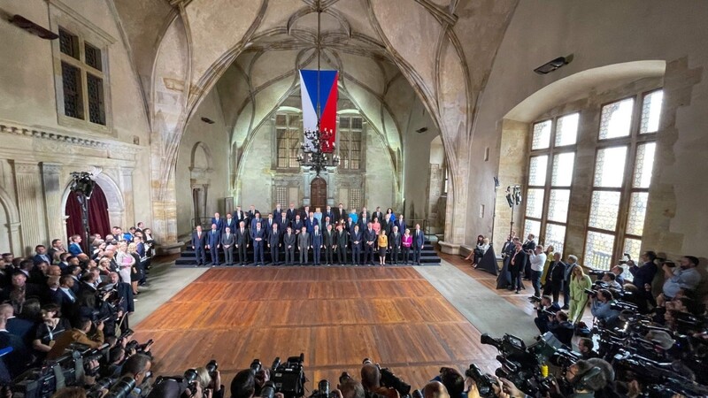 Die teilnehmenden europäischen Staats- und Regierungschefs stehen zusammen für ein Gruppenfoto während eines Treffens der Europäischen Politischen Gemeinschaft auf der Prager Burg.