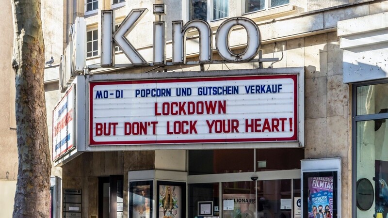 Das Delphi Arthaus Kino in Stuttgart bietet Gutscheine und Popcorn an. Motto: Lockdown - But don t lock your Heart!. Eine Jury hat das Wort Lockdown zum "Anglizismus des Jahres" 2020 gekürt.