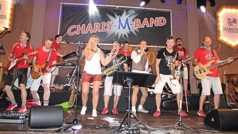 Ohne Zugabe lassen die Fans die Musiker der Charly-M-Band nicht von der Bühne.