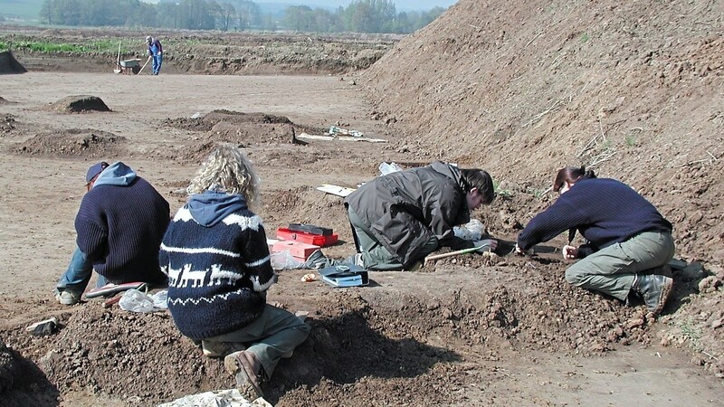 Auch Studierende der Uni Regensburg waren bei den Großgrabungen in Burgweinting im Einsatz. Eine von ihnen machte einen besonderen Fund: Sie fand eine äußerst seltene Bronzetasse in einem Urnengrab.