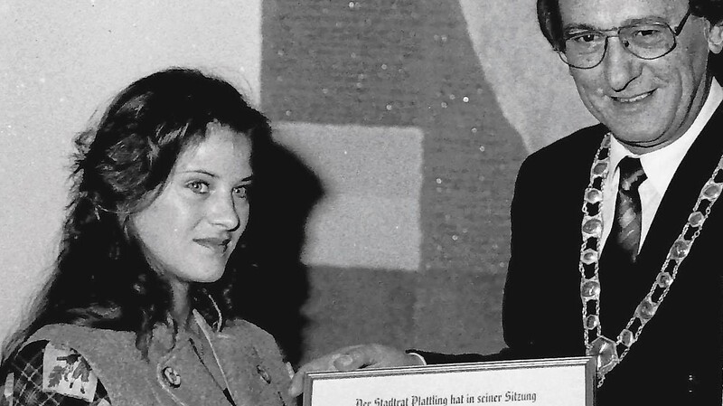 Den Ehrenbrief der Stadt Plattling überreichte im Januar 1997 Bürgermeister Siegfried Scholz an Schlagersängerin "Nicki".