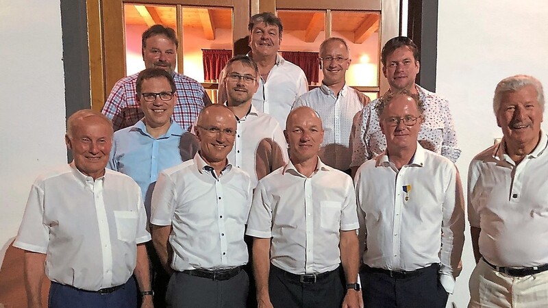 Das neue Lions-Kabinett mit Präsident Harald Fröschl (M.), rechts daneben Past-Präsident Elmar Putz.