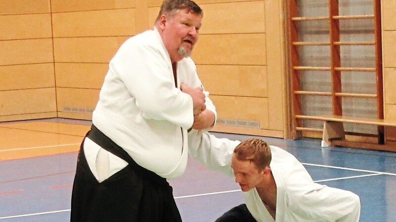 Mit seinem Schüler zeigte Meister Robert Hundshammer Aikido-Techniken in Perfektion.