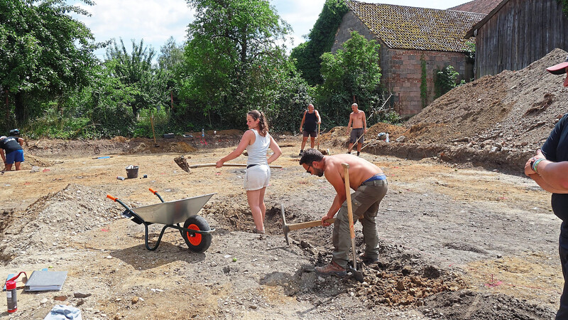 Grabungsspezialisten der Firma Arctron untersuchen das Bodendenkmal beim ehemaligen Pfatta Morgana.