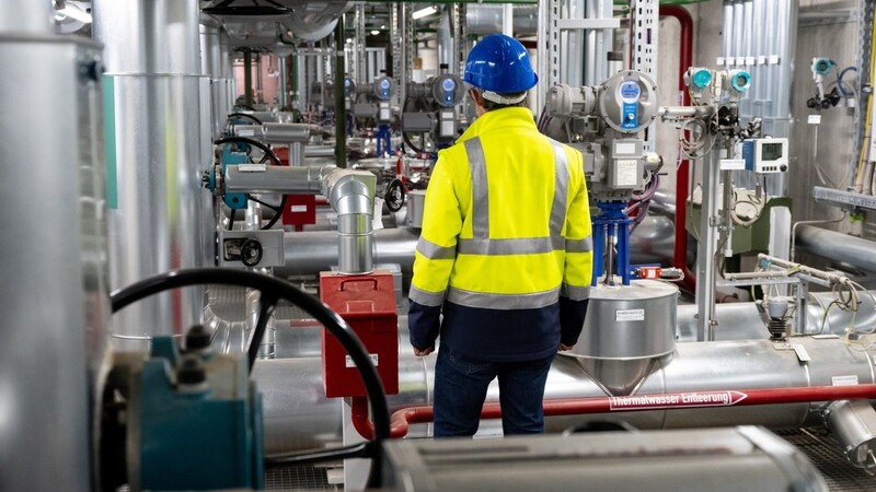 Ein Mitarbeiter der Stadtwerke München steht in der Geothermieanlage im Heizkraftwerk Süd. Kunden in der Stadt zahlen für Fernwärme deutlich mehr als Kunden im Umland.