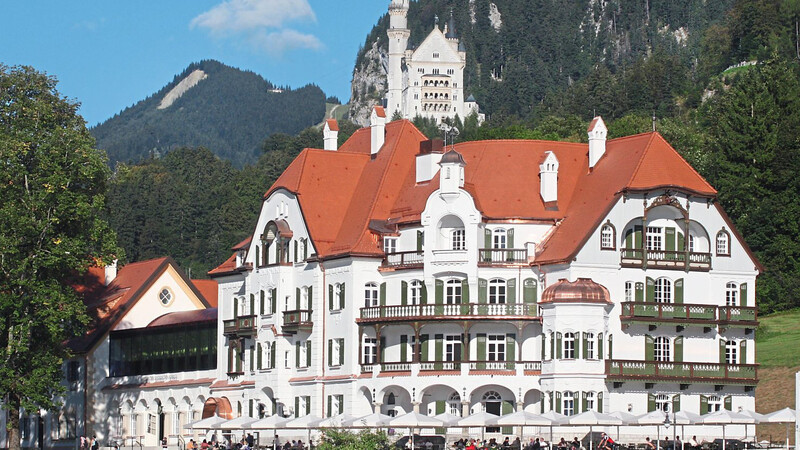Das Foto zeigt eine Außenaufnahme des Hotels Ameron Neuschwanstein Alpsee Resort & Spa.