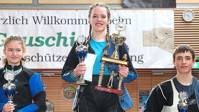 Marie Schwerer (SG Aich, Mitte) ist die Gewinnerin in der Jugend, ihr Vereinskamerad Michael Huber (r.) hat den dritten Platz erreicht. Zweite ist Alina Hartl (Tüntenhausen).