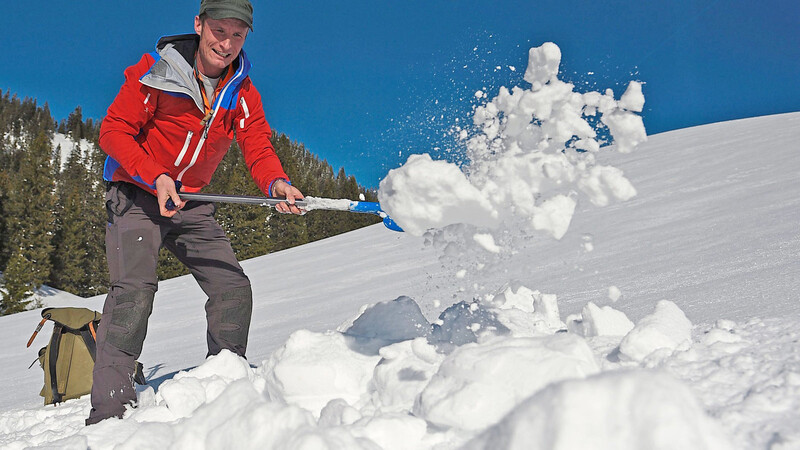 Bernhard Reissner, Revierförster beim Forstbetrieb Schliersee und Mitglied in der Lawinenkommission, gräbt ein Loch in die Schneedecke, um einen Blocktest durchzuführen.
