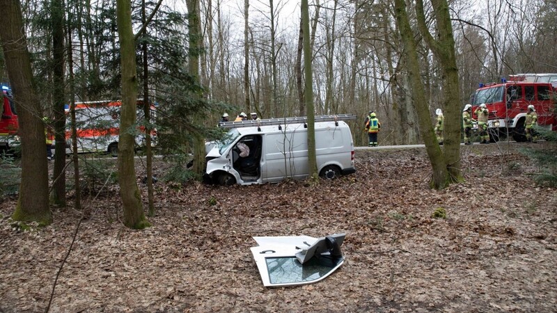 Unfall zwischen Eberspoint und Bodenkirchen: Ein weißer Transporter ist gegen einen Baum gekracht.