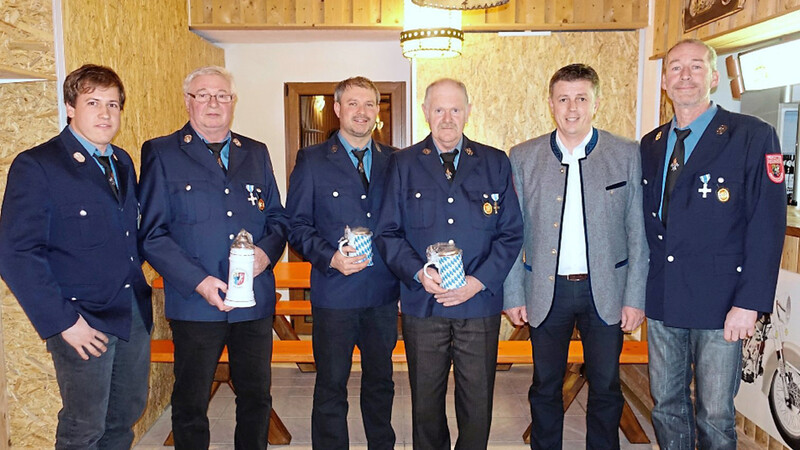 Der neue erste Vorsitzende Robert Eder (rechts) sowie Gemeinderat Stefan Plendl (von rechts) und Bürgermeister Ewald Seifert dankten den ausgeschiedenen Funktionären Johann Kohlhofer, Robert Feicht und Johann Bayer für ihre Tätigkeit bei der Freiwilligen Feuerwehr.