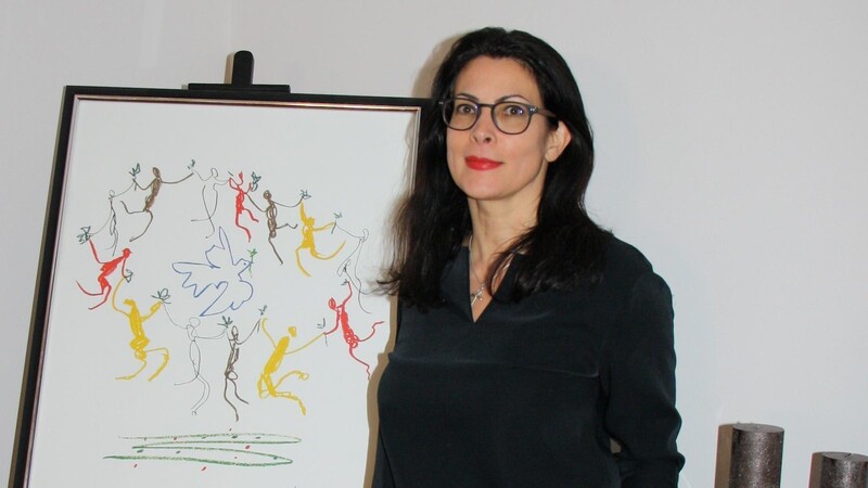 Mandy Urlinger neben Picassos "La Ronde de la Jeunesse".