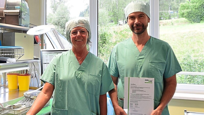 Claudia Weikl, Stellvertretende Leitung ZSVA, (v.li.) und Markus Maurer, Leitung ZSVA, mit dem erhaltenen Zertifikat.