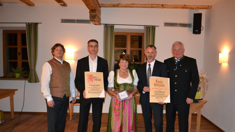 Eine Ehrenurkunde zum 50. Jubiläum erhielt der Verein vom Bayerischen Turnverband, vom Bayerischen Landessportverband erhielt der Verein für die hervorragende Mitarbeit eine Ehrenurkunde, Sieglinde Maryniak bekam vom BLSV die "Ehrengabe".