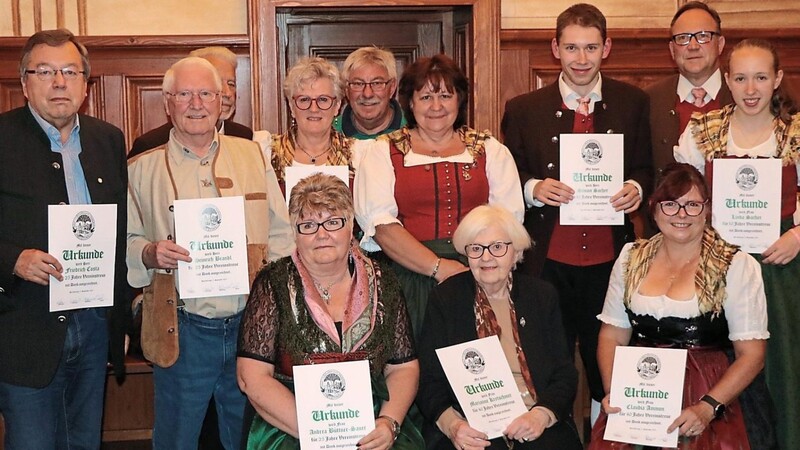 Für 10- bis 40-jährige Treue zum Trachtenverein "D'Waldlerbuam" wurden diese Mitglieder geehrt.