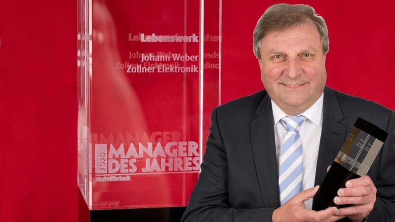 Mit Stolz präsentiert Johann Weber seinen Award zum "Manager des Jahres" in der Kategorie Lebenswerk.