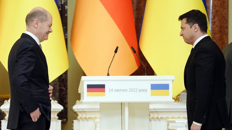 Bundeskanzler Olaf Scholz (SPD, l.) und Wolodymyr Selenskyj, Präsident der Ukraine, stehen sich im Marienpalast nach einem gemeinsamen Treffen und eine Pressekonferenz gegenüber. Thema des gemeinsamen Gesprächs sollte die Ukraine-Krise sein. Rein formal ist es sein Antrittsbesuch als Kanzler.