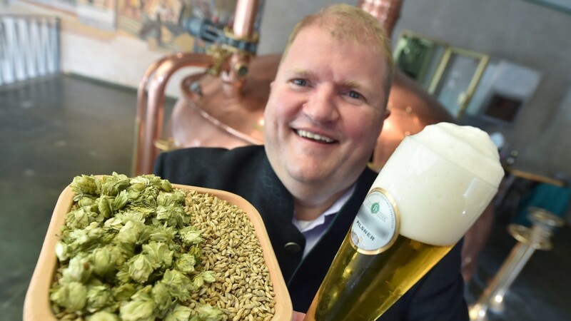 Ein Braumeister zeigt, was rein darf ins Bier: Malz, hergestellt aus Gerste, Hopfen und natürlich Wasser. (Foto: dpa/Deck)