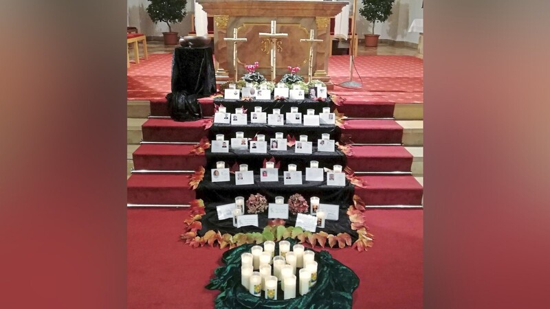 Für alle Verstorbenen des vergangenen Jahres brannten beim Allerseelengottesdienst Öllichter vor dem Altar.