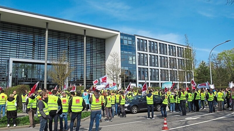 Vor der Bayernwerkzentrale trafen sich die Gewerkschafter zur Kundgebung. Über 1 500 Mitarbeiter von Eon, Bayernwerk oder Tennet waren am Freitag mit Bussen aus ganz Bayern nach Regensburg gekommen.