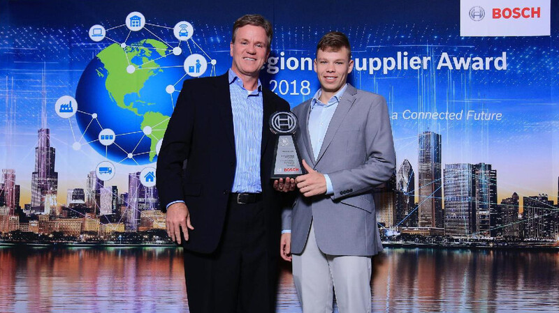 Scott Pugh und Florian Simmel (v.l.) werden von Bosch mit dem Supplier Award ausgezeichnet.