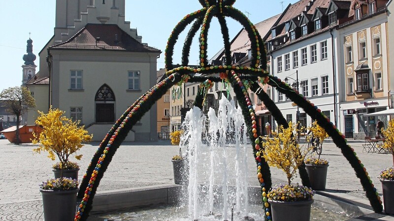 Der Osterbrunnen am Oberen Stadtplatz in Deggendorf.