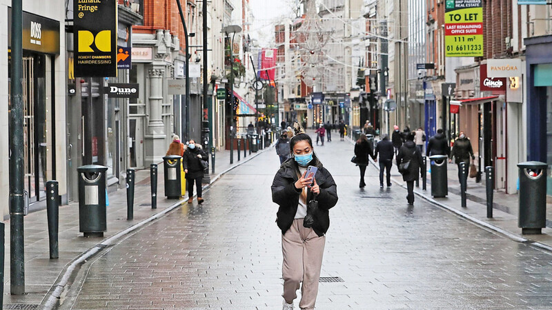 Die Gradton Street in Dublin ist normalerweise eine stark frequentierte Einkaufsstraße. Aktuell verlieren sich nur wenige Passanten dort, das öffentliche Leben ist in Irland weitestgehend zum Erliegen gekommen.