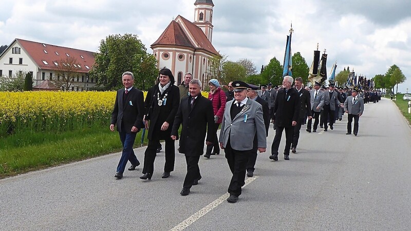 Der Rückmarsch mit den Ehrengästen nach dem Festgottesdienst in der Wallfahrtskirche von Heiligenbrunn nach Türkenfeld.