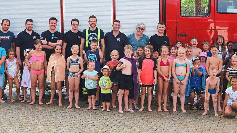 Viel Zeit genommen hat sich das Team der Feuerwehr für die Nachwuchs-Floriansjünger bei den Ferienspielen - freilich gab's danach für alle noch eine nasse Abkühlung.