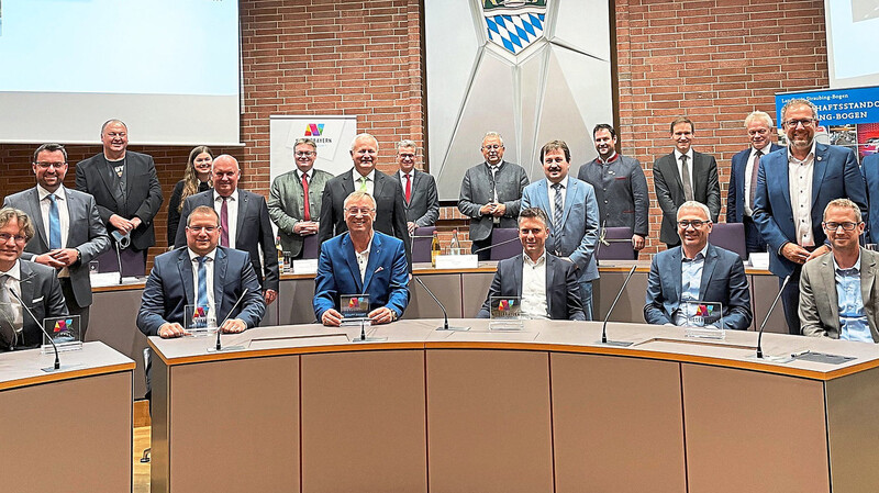Die Geschäftsführer der fünf "Top-Unternehmen" (vorne) sowie die Bürgermeister aus den einzelnen Orten (zweite Reihe), Landrat Josef Laumer (hinten Mitte) und Wissenschaftsminister Bernd Sibler (hinten, 4. v. l) freuten sich über die Auszeichnungen.