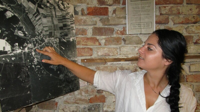 Die Museumsleiterin Amira Adaileh erläuterte an Hand von Luftbildaufnahmen die Bombardierungen in und um Altdorf.