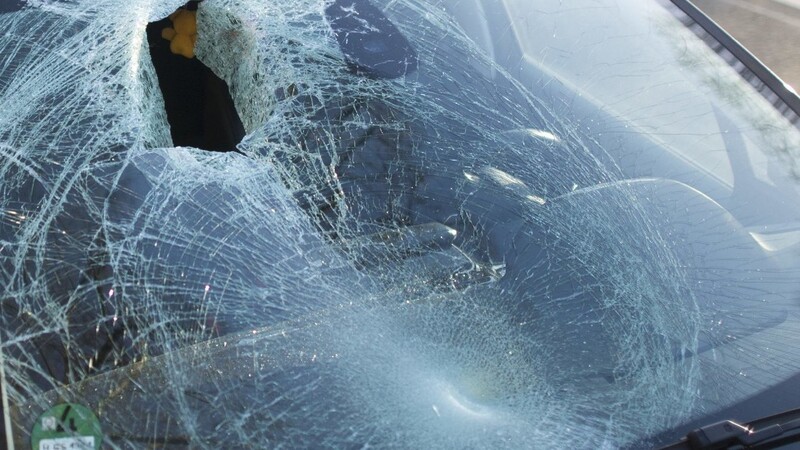 In der Nacht von Donnerstag auf Freitag beschädigte ein Randalierer insgesamt 19 Autos in Dingolfing. (Symbolbild)