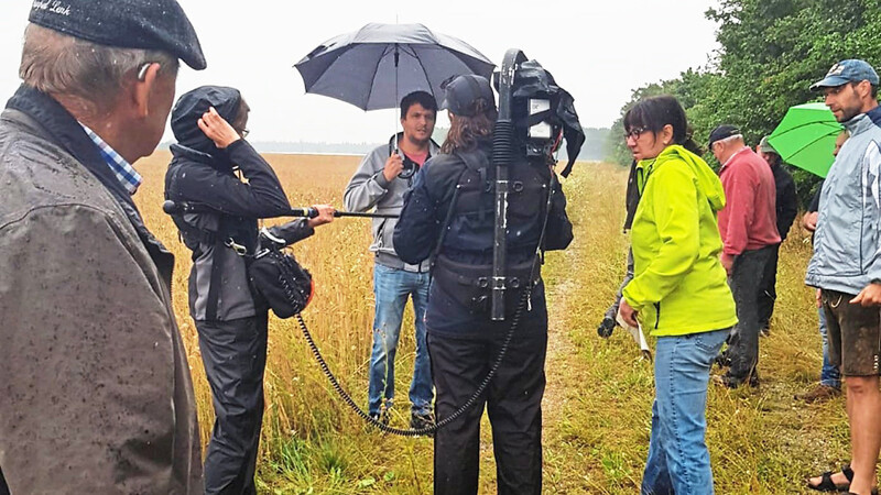 Das BR-Team filmte auf den öffentlichen Feldwegen rund um Dürnhart und befragte Anwohner und Gemeinderäte.