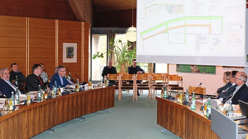 Der Rodinger Bürgermeister Franz Reichold erläuterte den Kreistagskollegen die Notwendigkeit einer Ausweitung des Gewerbegebiets.  Foto: Geiling-Plötz