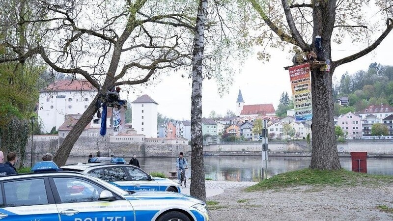 Schon wieder sind in Passau mehrere Klimaaktivisten auf Bäume geklettert. Laut Polizei handelt es sich um dieselbe Gruppe, die bereits am Montag für Aufsehen sorgte.