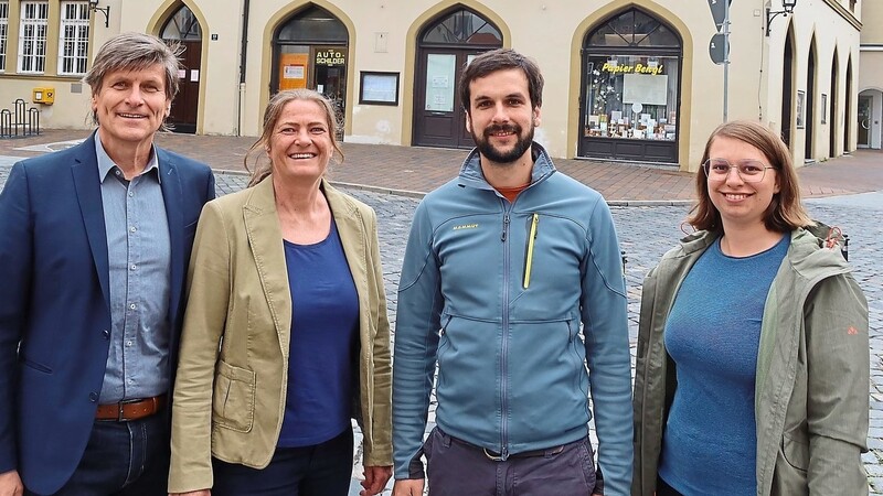 Die Fraktionssprecher Michael Stanglmaier (l.) und Verena Kuch (r.) mit den neuen Grünen-Stadträten Alexandra Becher und Kilian Linz.