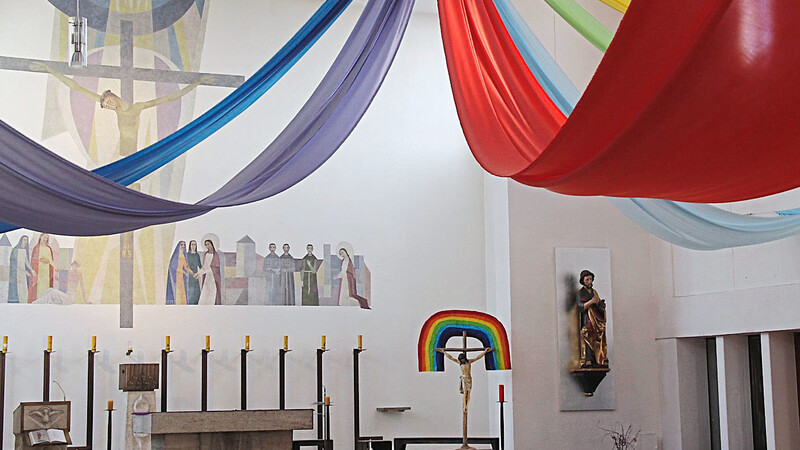 In der Pfarrei St. Elisabeth wurde in der Fastenzeit jeden Sonntag eine der sieben Farben des Regenbogens als große Stoffbahn mitten in der Pfarrkirche aufgehängt. Am Ostersonntag kommt noch eine orange Bahn dazu als Symbol für die leuchtende Feuersäule.