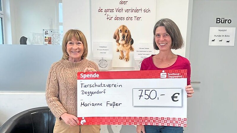 Sammelte zu ihrem Geburtstag Spenden anstelle von Geschenken - aufgestockt konnte Marianne Faßer einen stattlichen Betrag an Maria Schuhbaum (Vorstandsmitglied des Tierschutzvereins) übergeben.