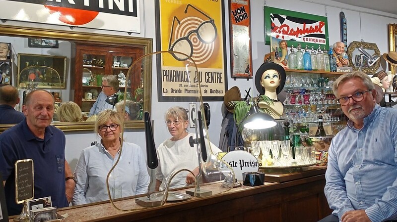 Gerald Bichl, Edith Krüger, Christine Worek und Volker Krüger (von links) in ihrem Laden, der mit seiner langen Theke auf den ersten Blick wie eine französische Bar anmutet.