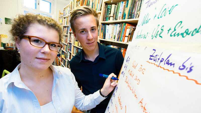 Kerrin (links) und Bjarne (rechts) entscheiden beim Jugendbuchpreis 2012 mit. (Foto: dpa)
