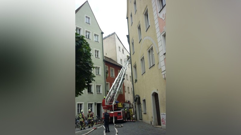 In der Regensburger Altstadt ist am Samstag in einer Wohnung in der Fischgässel ein Brand ausgebrochen.
