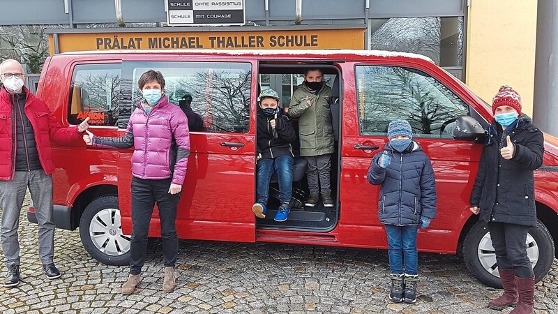 Freuen sich über den neuen Bus (v. l.): Einrichtungsleiter Wolfgang Niemetz, Tagesstättenleiterin Ute Schierlinger, Kinder der PMT-Schule sowie Erzieherin Rosi Franz.