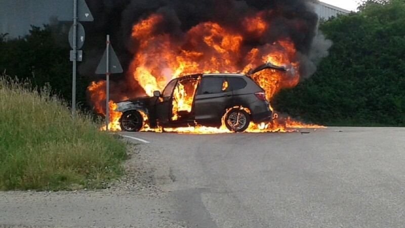 Viel ist nicht übriggeblieben von dem BMW X3. Am Mittwochabend brannte dieser Wagen in Neutraubling (Kreis Regensburg) vollständig aus.