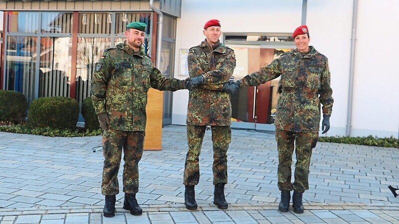 Oberstleutnant Michael Hanisch (Mitte) mit Tobias König und der neuen Kompaniechefin Sina Frontuto