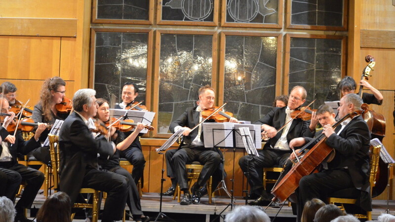 Das Gasteigorchester mit seinen 23 Musikern auf der Bühne des Weissen Bräuhauses.