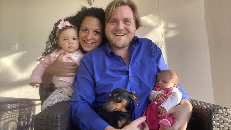 Familienglück in Krisenzeiten: Mama Julia, Papa Herbert, Tochter Luana, Baby Felicia und Hund Shadow.
