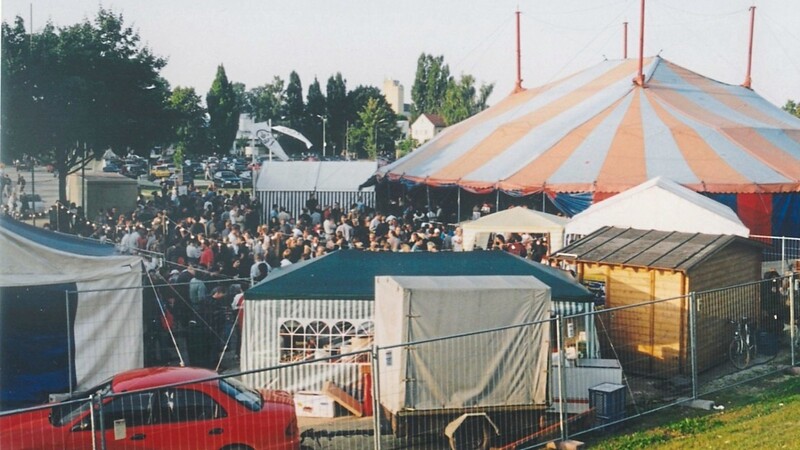 Ein Zirkuszelt und dicht gedrängte Besuchermassen: Durch das Abstandsgebot gehört dieses Bild vom Zeltfestival 1998 der Vergangenheit an. Die Veranstaltung hat Roman Hofbauer dennoch zu einer Kulturreihe auf dem Volksfestplatz inspiriert.